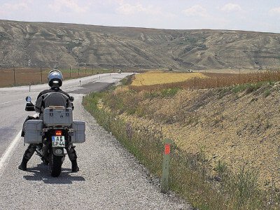 Motorrad steht bei Pause am Straßenrand in der Hochebene Zentralanatoliens
