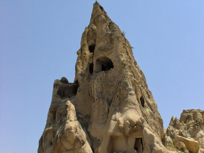 Spitz zulaufender Fels mit Eingang zu einer Felsenwohnung in Kappadokien