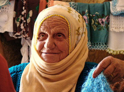 Gesicht einer alten Frau mit Kopftuch im Markt von Mustafapasa