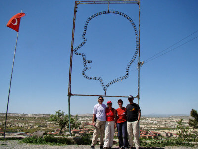 Vier Personen auf einer Bergstation in Mustafapasa