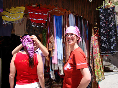 Zwei Frauen vor einem Laden der Tücher verkauft in Mustafapasa