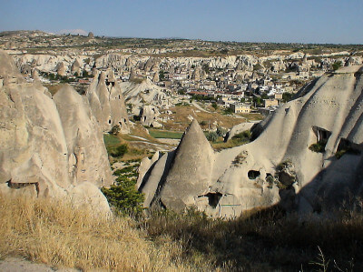Panoramablick auf Derinkuyu mit seinen Felsnadeln in Kappadokien