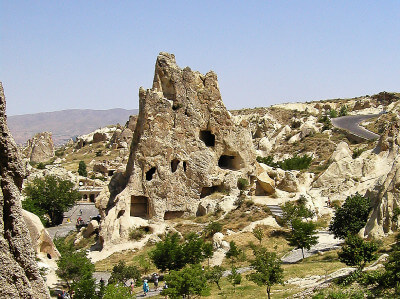 Blick auf einen Spitzkegel mit Wohnungen im Fels in Kappadokien