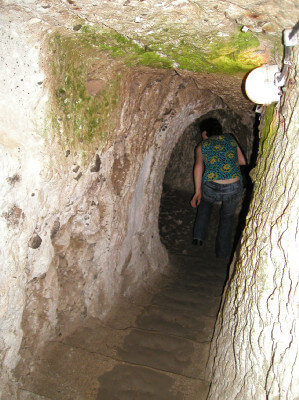 Treppen führen hinab in die unterirdischen Wohnungen in Derinkuyu
