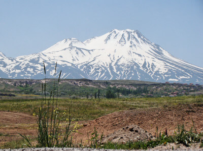 In der Ferne liegt der schneebedeckte erloschene Vulkan Hasan Dag