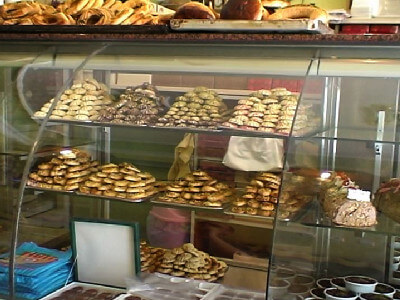 Blick auf die mit Pastane gefüllte Ladentheke einer Konditorei in Karapinar