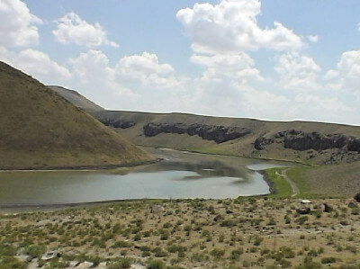Blick auf den um einen Vulkankegel liegenden See dem Meke Gölü