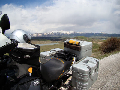 Motorrad steht auf Straße bei Pause im pontischen Gebirge