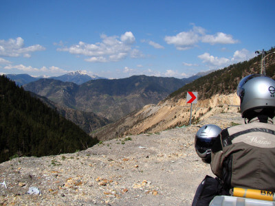 Motorrad steht bei einer Pause mit Blick auf die Berge im pontischen Gebirge