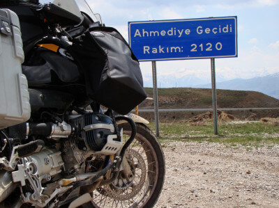 Motorrad auf der Passhöhe des Ahmediye Gecidi im pontischen Gebirge